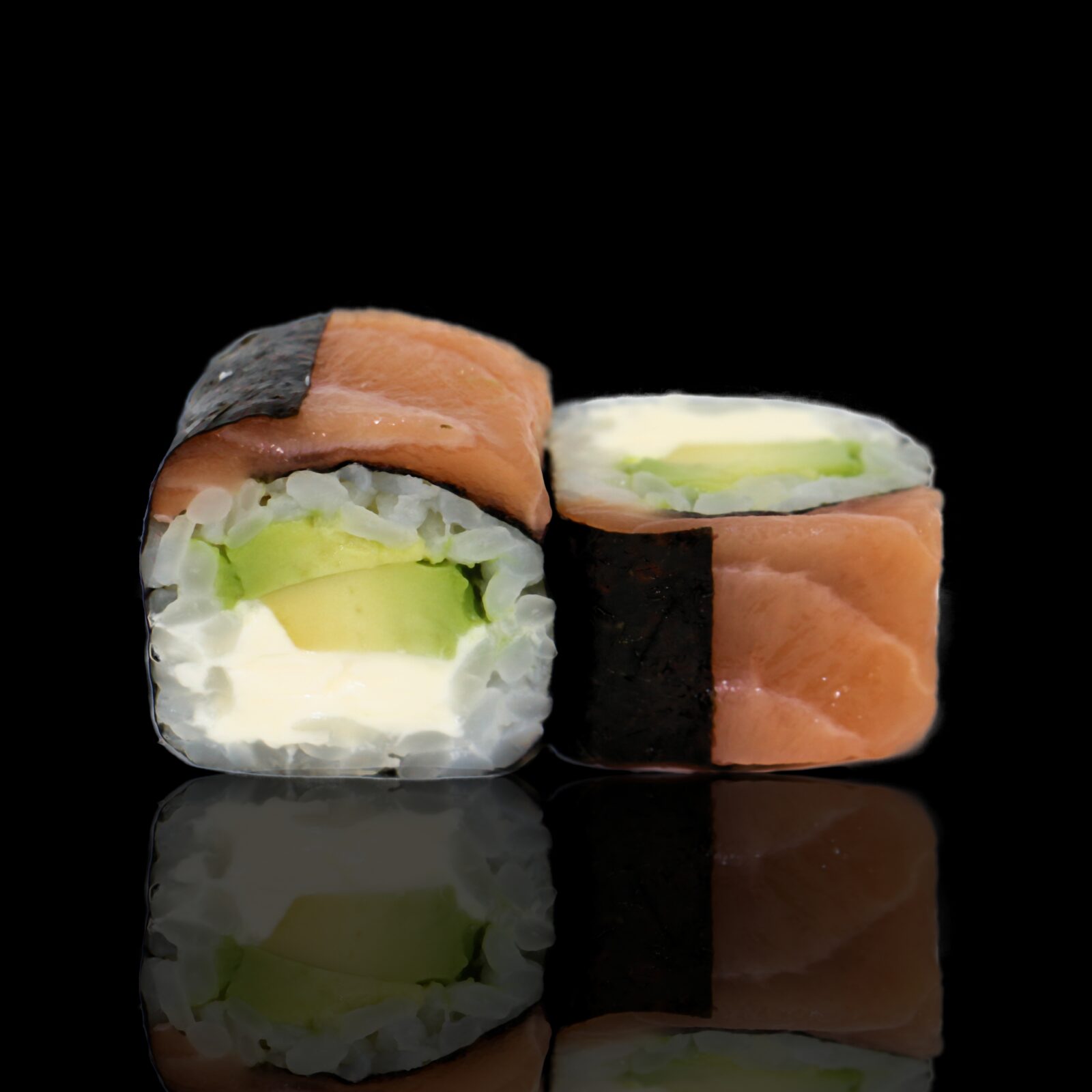 114. Sake Avokado Cheese Maki