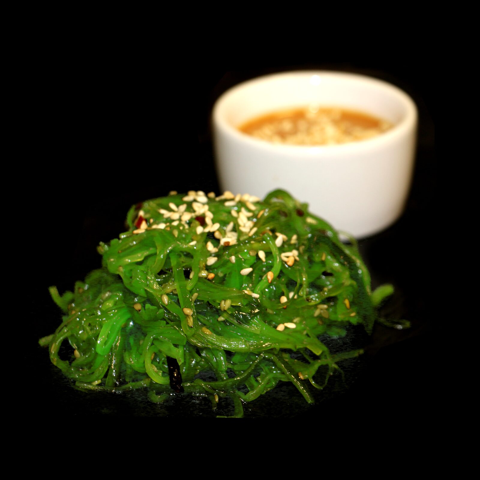 802. Wakame salat + Maapähklikaste